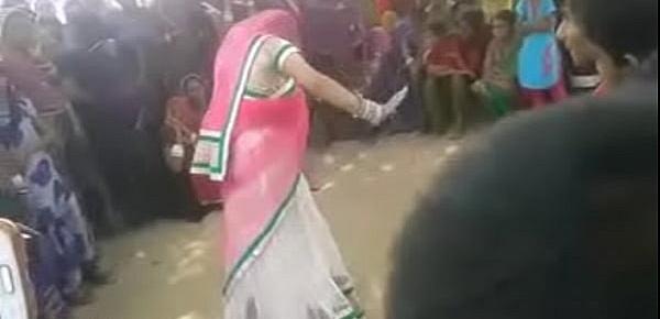  Bhabhiji Dancing On Bhojpuri Song In Gaon(videomasti.com)